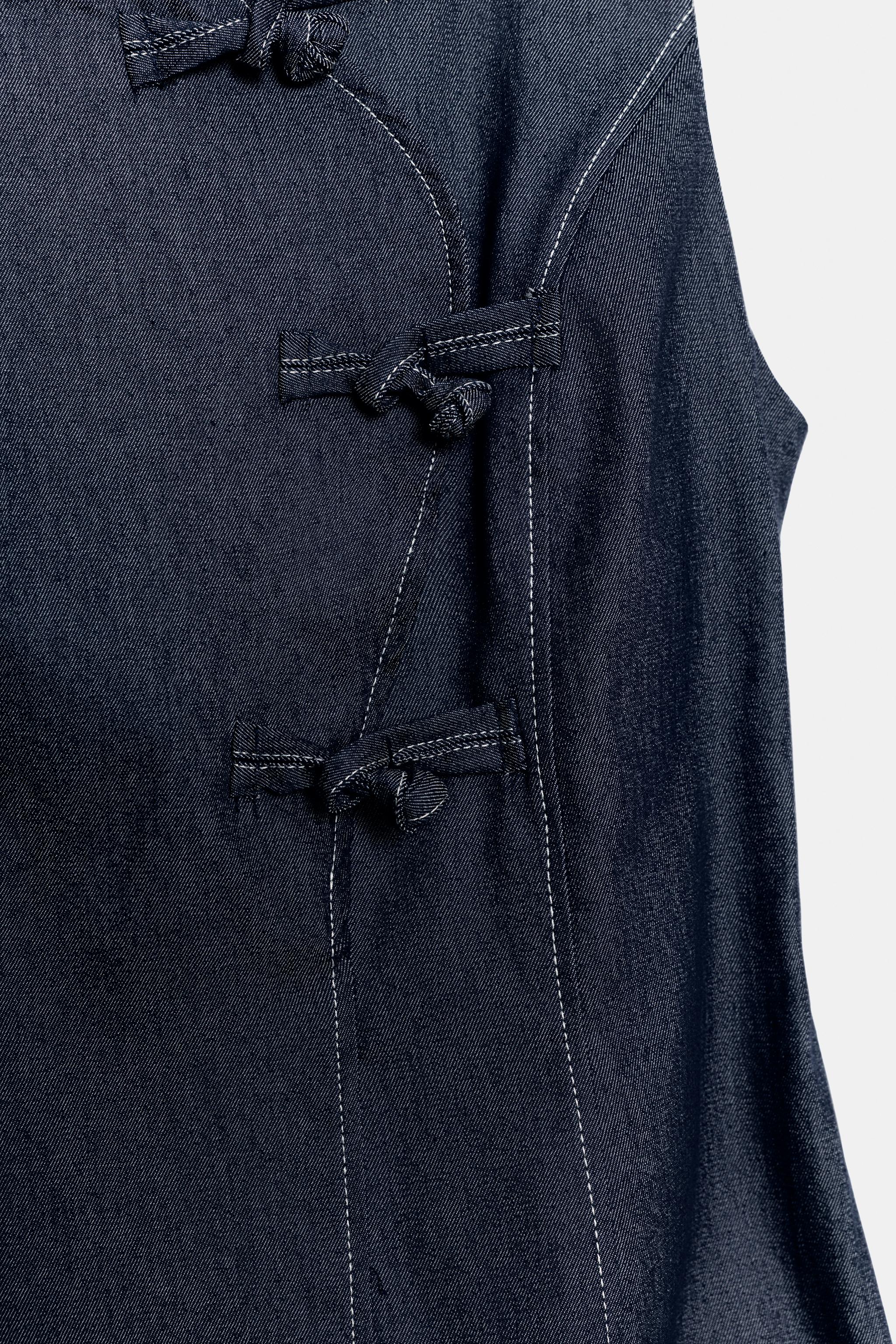 ROBE COURTE À BRANDEBOURGS